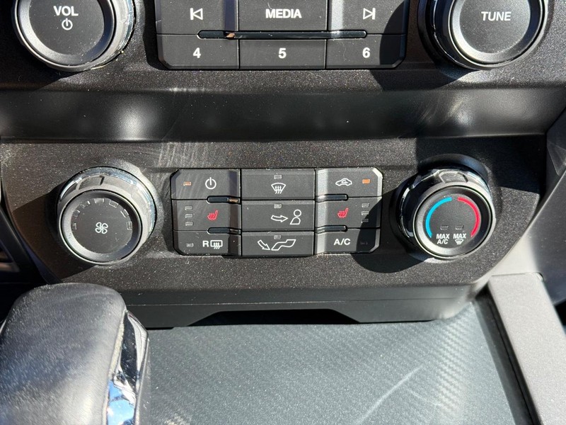 Ford F-150 Vehicle Full-screen Gallery Image 24