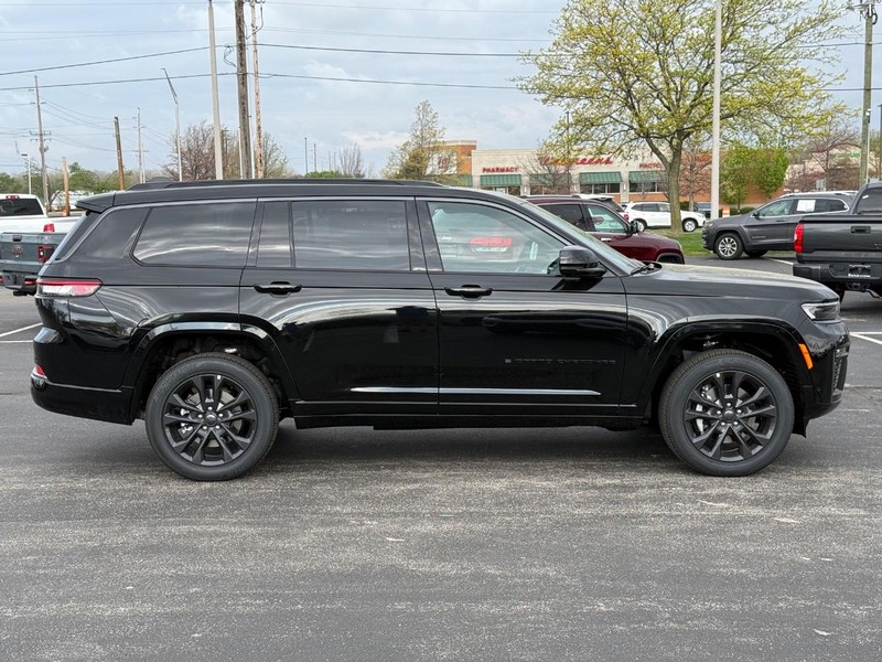 Jeep Grand Cherokee L Vehicle Full-screen Gallery Image 2