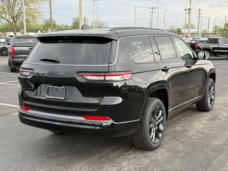 Jeep Grand Cherokee L Vehicle Full-screen Gallery Image 3