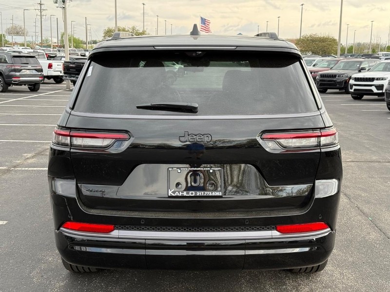 Jeep Grand Cherokee L Vehicle Full-screen Gallery Image 4