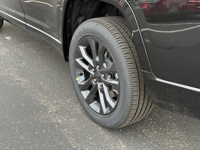 Jeep Grand Cherokee L Vehicle Full-screen Gallery Image 6