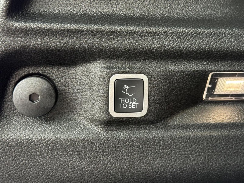 Jeep Grand Cherokee L Vehicle Full-screen Gallery Image 8
