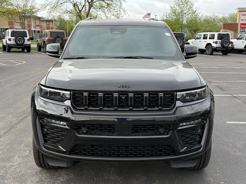 Jeep Grand Cherokee L Vehicle Full-screen Gallery Image 10
