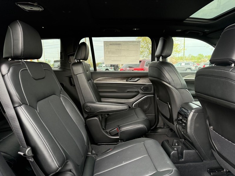 Jeep Grand Cherokee L Vehicle Full-screen Gallery Image 11