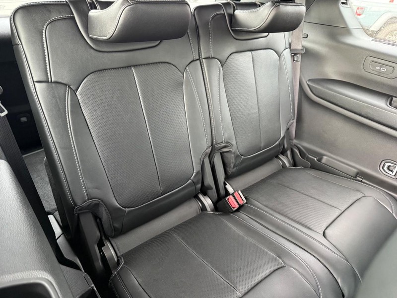 Jeep Grand Cherokee L Vehicle Full-screen Gallery Image 13