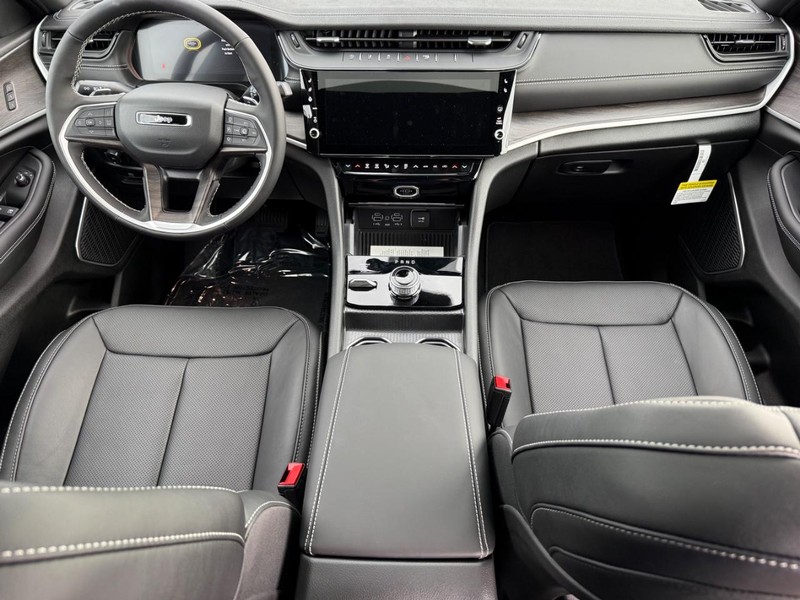 Jeep Grand Cherokee L Vehicle Full-screen Gallery Image 14