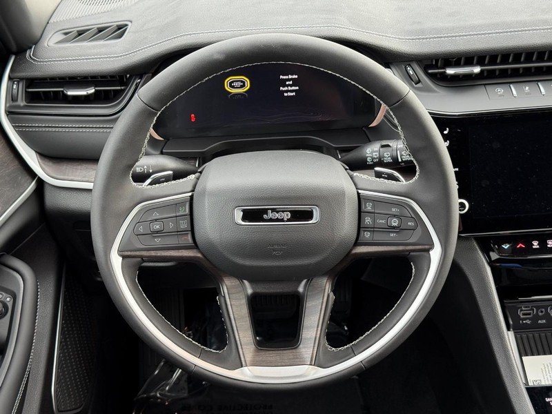 Jeep Grand Cherokee L Vehicle Full-screen Gallery Image 15