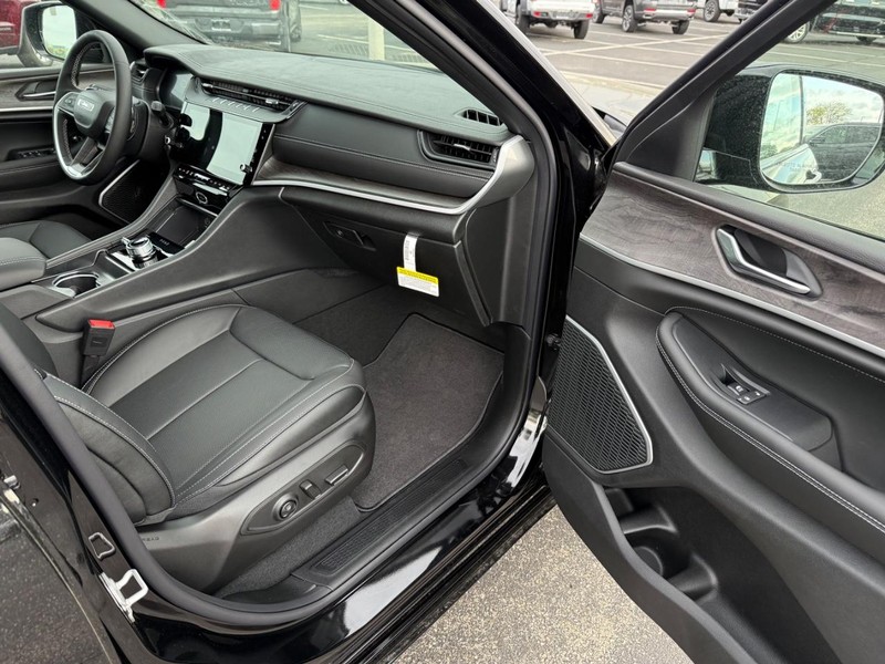 Jeep Grand Cherokee L Vehicle Full-screen Gallery Image 16