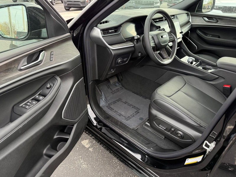 Jeep Grand Cherokee L Vehicle Full-screen Gallery Image 18