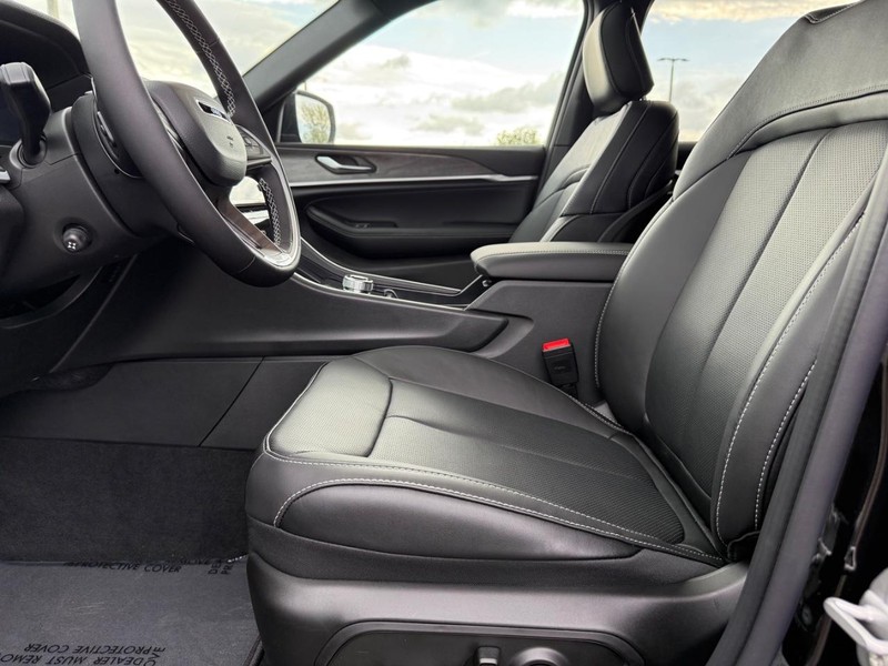 Jeep Grand Cherokee L Vehicle Full-screen Gallery Image 19