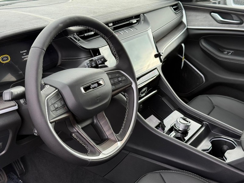 Jeep Grand Cherokee L Vehicle Full-screen Gallery Image 20