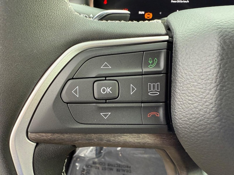Jeep Grand Cherokee L Vehicle Full-screen Gallery Image 21