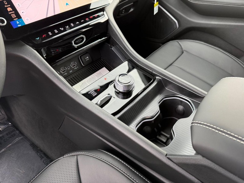 Jeep Grand Cherokee L Vehicle Full-screen Gallery Image 26