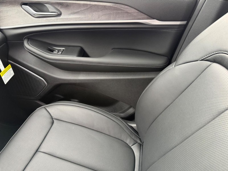 Jeep Grand Cherokee L Vehicle Full-screen Gallery Image 27