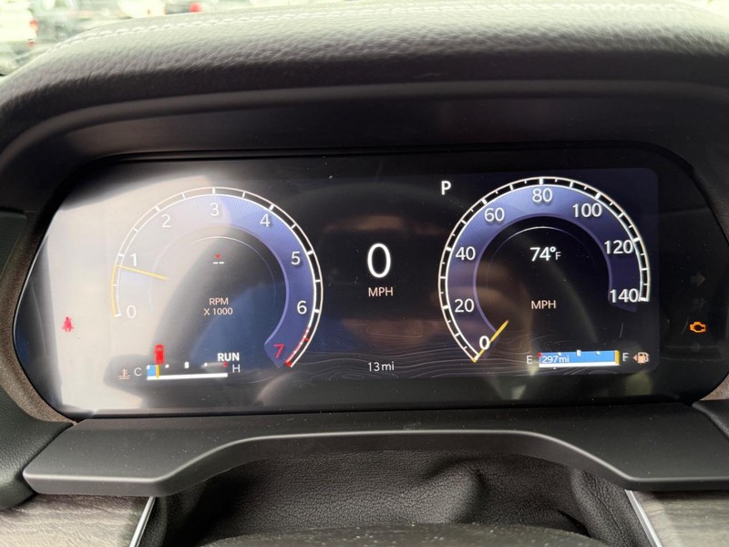 Jeep Grand Cherokee L Vehicle Full-screen Gallery Image 29