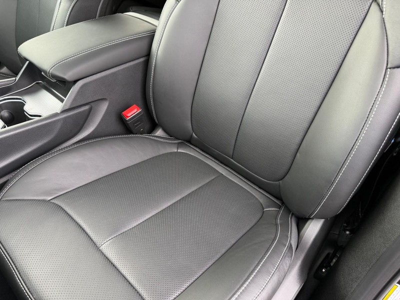 Jeep Grand Cherokee L Vehicle Full-screen Gallery Image 31