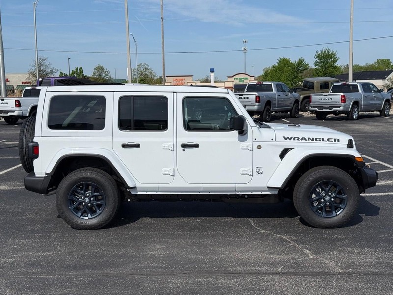 Jeep Wrangler Vehicle Full-screen Gallery Image 2