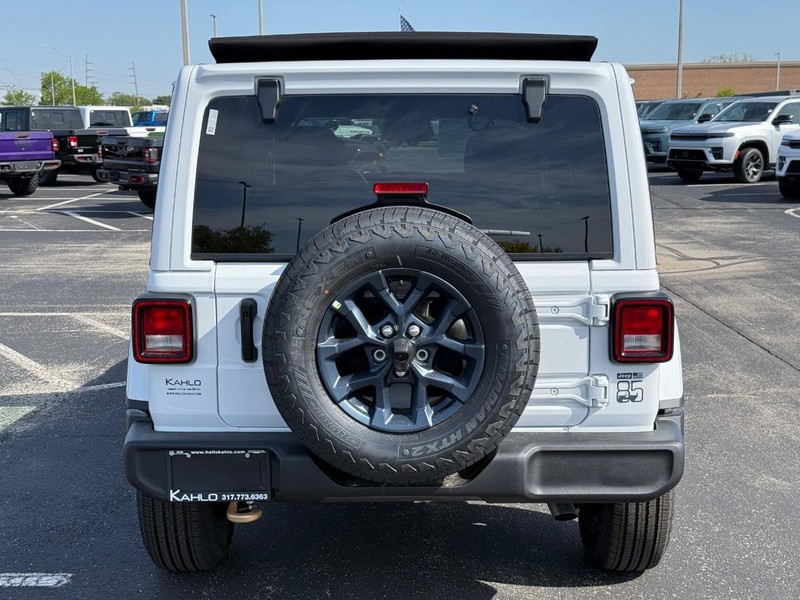 Jeep Wrangler Vehicle Full-screen Gallery Image 4