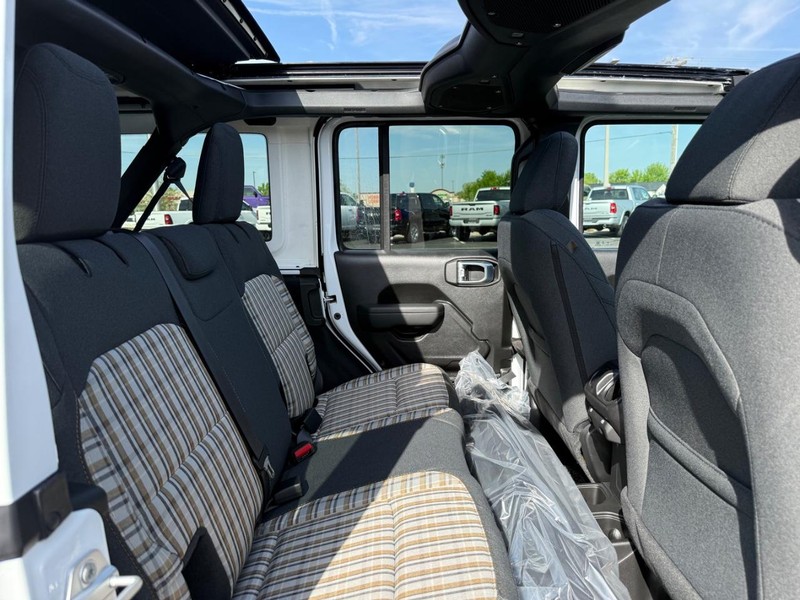 Jeep Wrangler Vehicle Full-screen Gallery Image 10