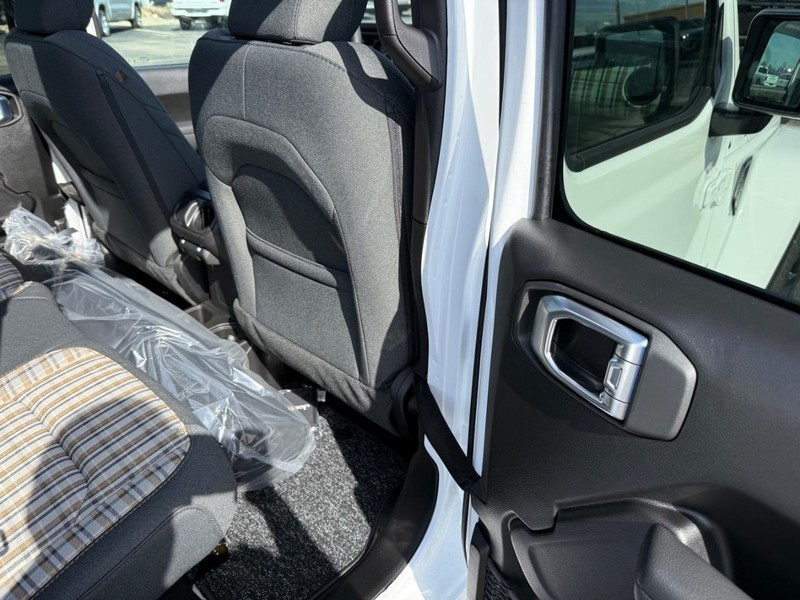Jeep Wrangler Vehicle Full-screen Gallery Image 11