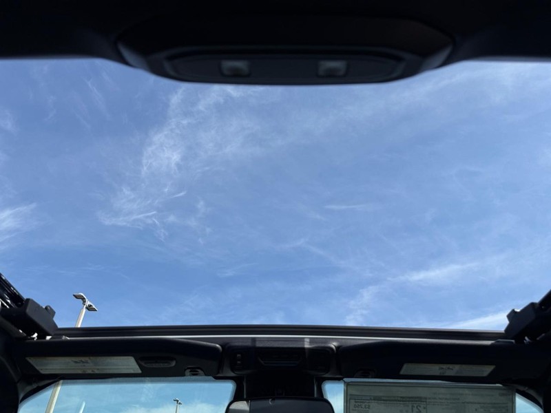 Jeep Wrangler Vehicle Full-screen Gallery Image 12