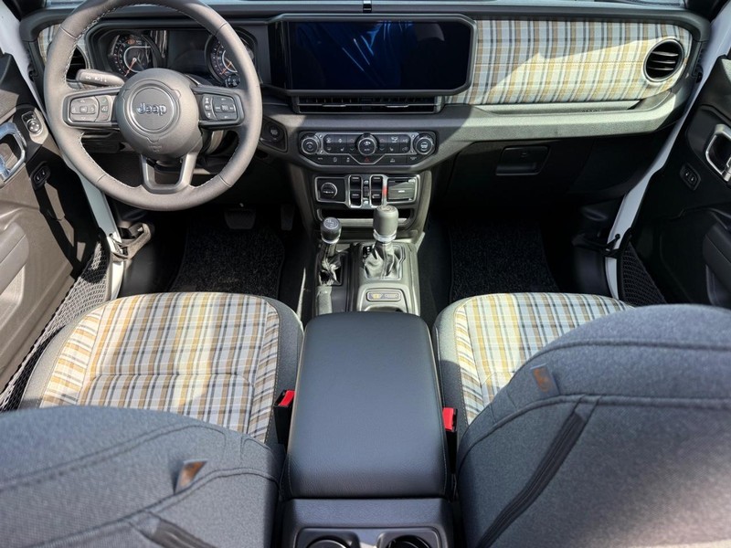 Jeep Wrangler Vehicle Full-screen Gallery Image 13