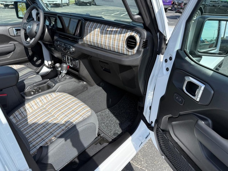 Jeep Wrangler Vehicle Full-screen Gallery Image 15