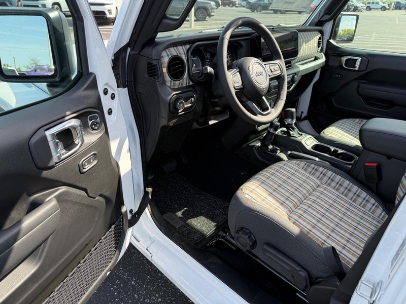 Jeep Wrangler Vehicle Full-screen Gallery Image 17