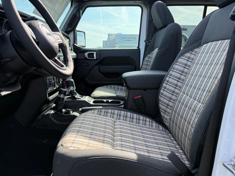Jeep Wrangler Vehicle Full-screen Gallery Image 18