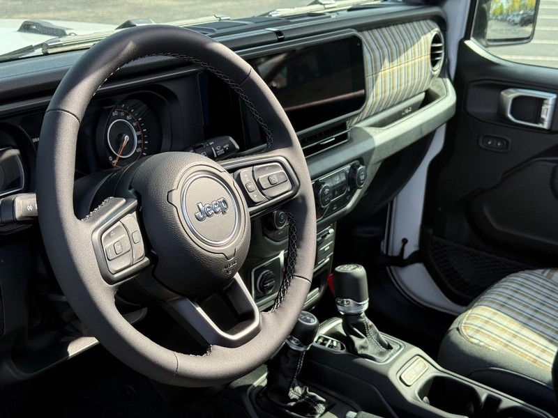 Jeep Wrangler Vehicle Full-screen Gallery Image 19