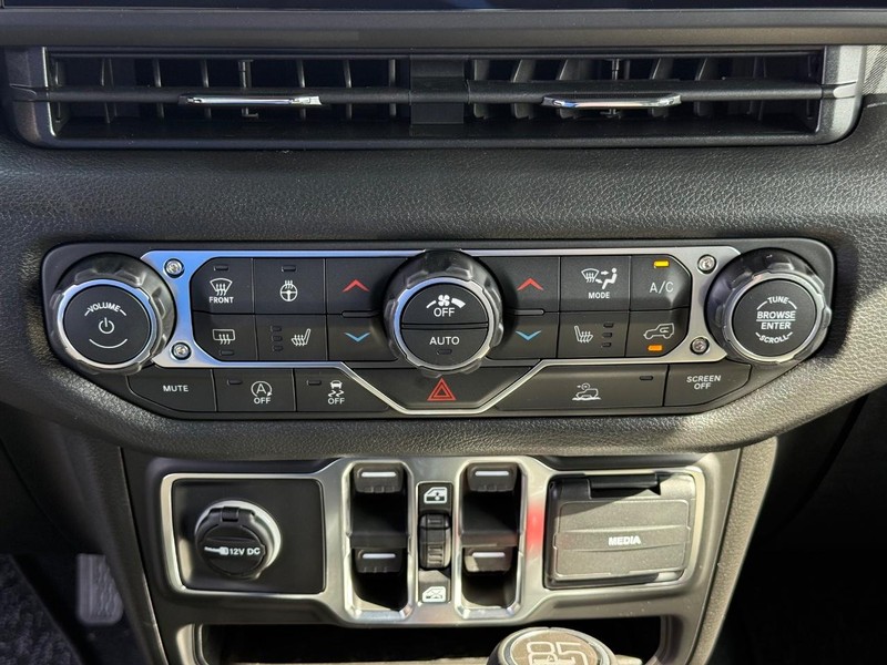 Jeep Wrangler Vehicle Full-screen Gallery Image 26