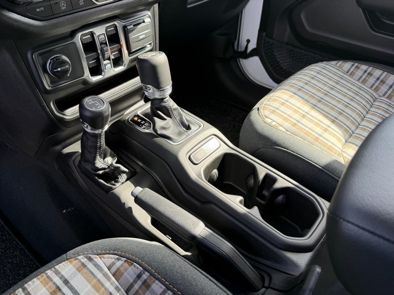 Jeep Wrangler Vehicle Full-screen Gallery Image 27