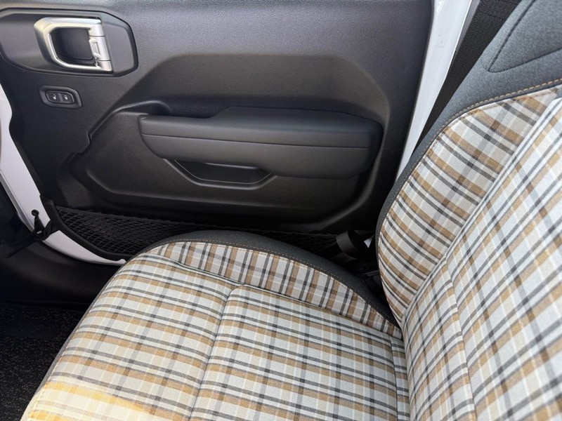 Jeep Wrangler Vehicle Full-screen Gallery Image 28