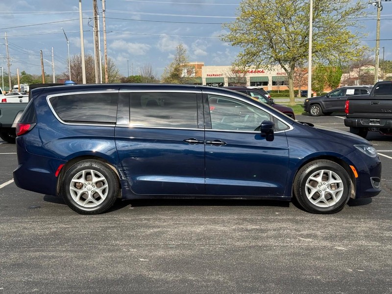 Chrysler Pacifica Vehicle Full-screen Gallery Image 02
