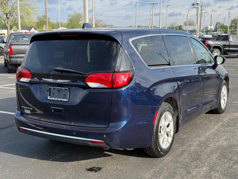 Chrysler Pacifica Vehicle Full-screen Gallery Image 03