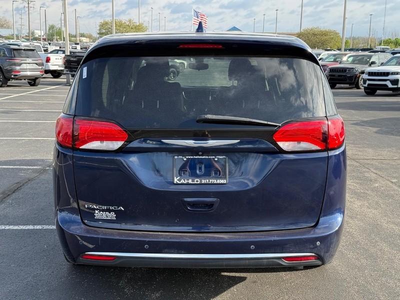 Chrysler Pacifica Vehicle Full-screen Gallery Image 04