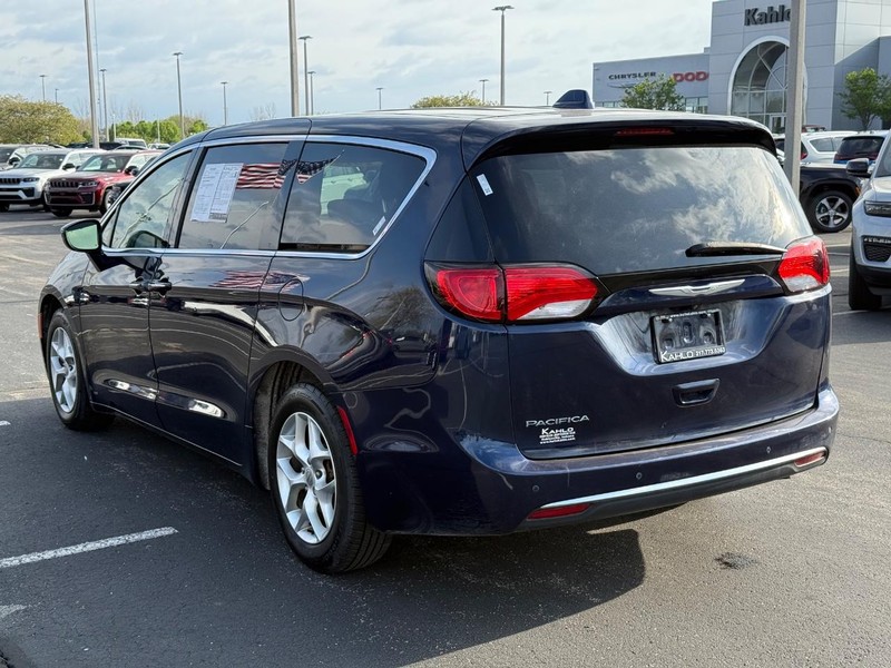 Chrysler Pacifica Vehicle Full-screen Gallery Image 05