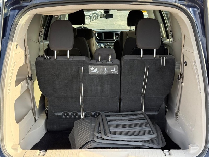 Chrysler Pacifica Vehicle Full-screen Gallery Image 07