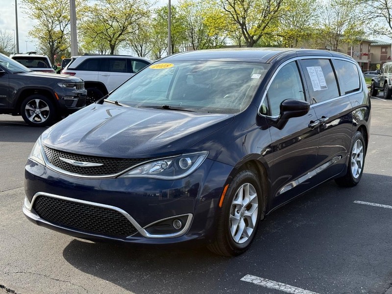 Chrysler Pacifica Vehicle Full-screen Gallery Image 09