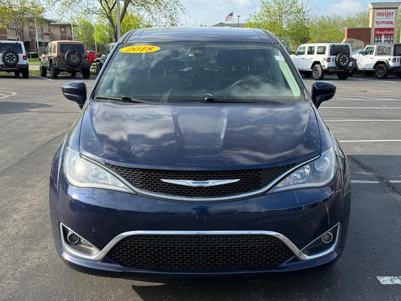 Chrysler Pacifica Vehicle Full-screen Gallery Image 10