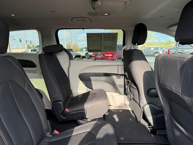 Chrysler Pacifica Vehicle Full-screen Gallery Image 11