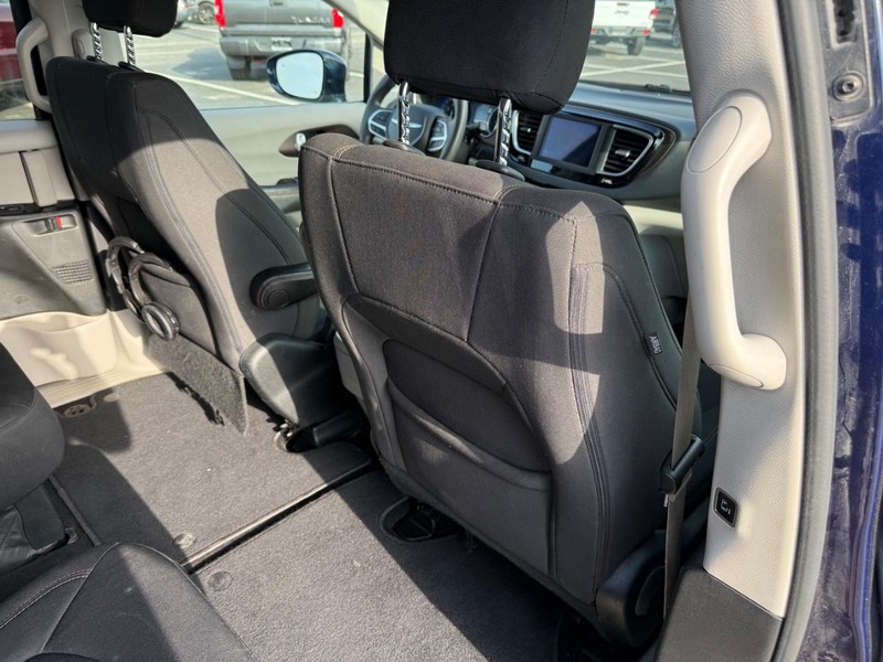 Chrysler Pacifica Vehicle Full-screen Gallery Image 12