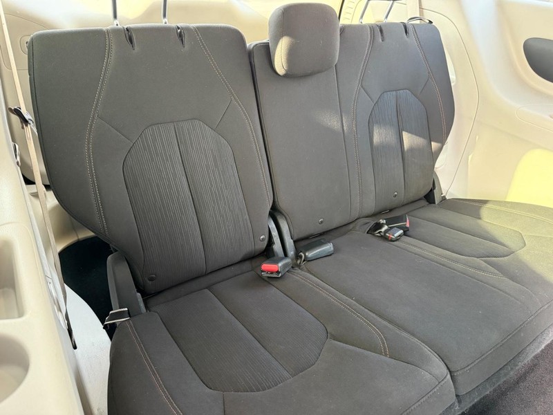 Chrysler Pacifica Vehicle Full-screen Gallery Image 13