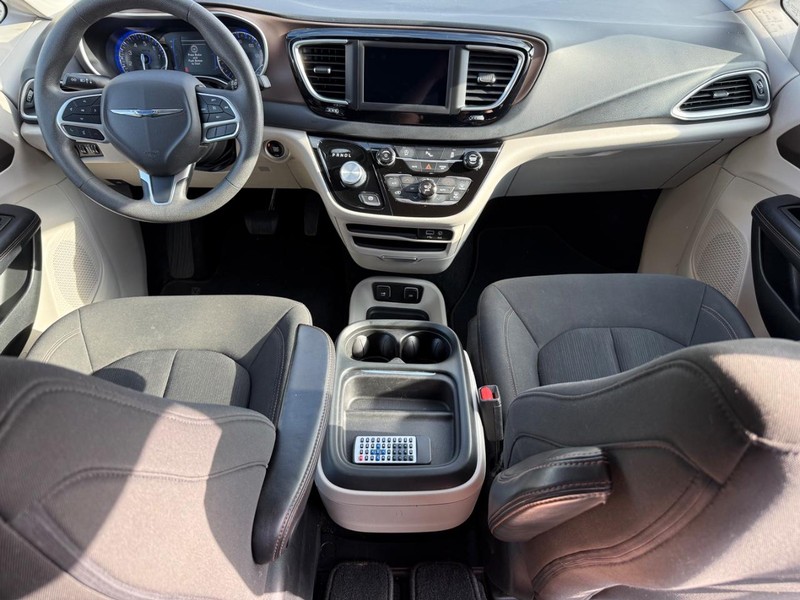 Chrysler Pacifica Vehicle Full-screen Gallery Image 14