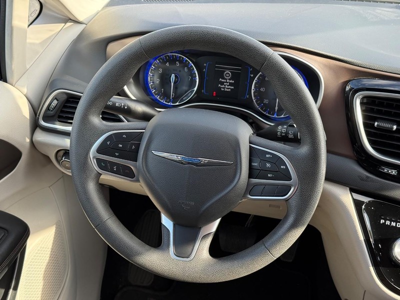 Chrysler Pacifica Vehicle Full-screen Gallery Image 15