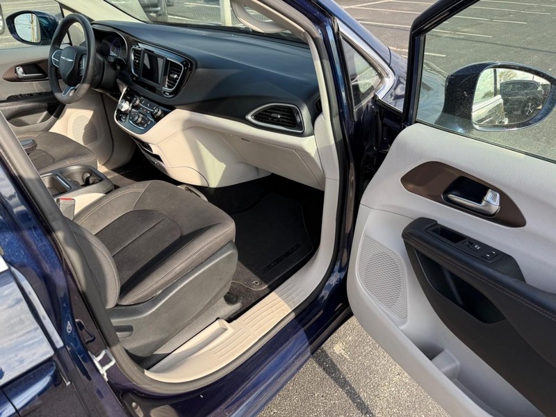 Chrysler Pacifica Vehicle Full-screen Gallery Image 16