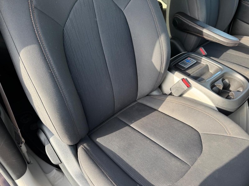 Chrysler Pacifica Vehicle Full-screen Gallery Image 17