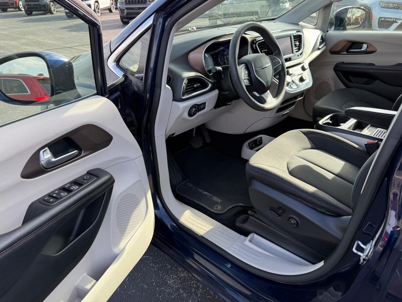 Chrysler Pacifica Vehicle Full-screen Gallery Image 18