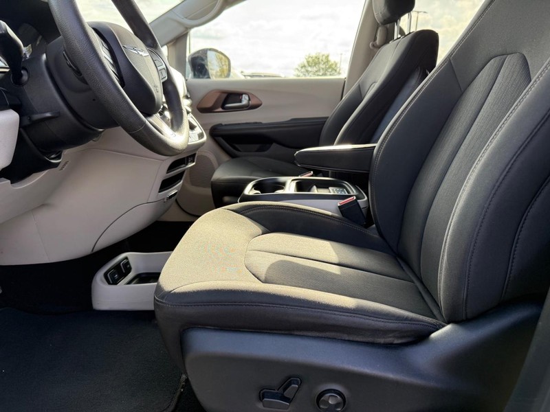 Chrysler Pacifica Vehicle Full-screen Gallery Image 19