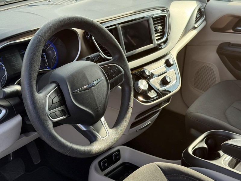 Chrysler Pacifica Vehicle Full-screen Gallery Image 20